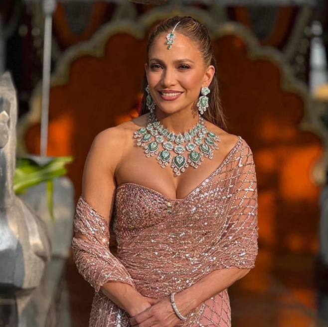 Məşhur milyarderin toyunda oxudu, bir gecədə 2 milyon dollar qazandı (FOTO)